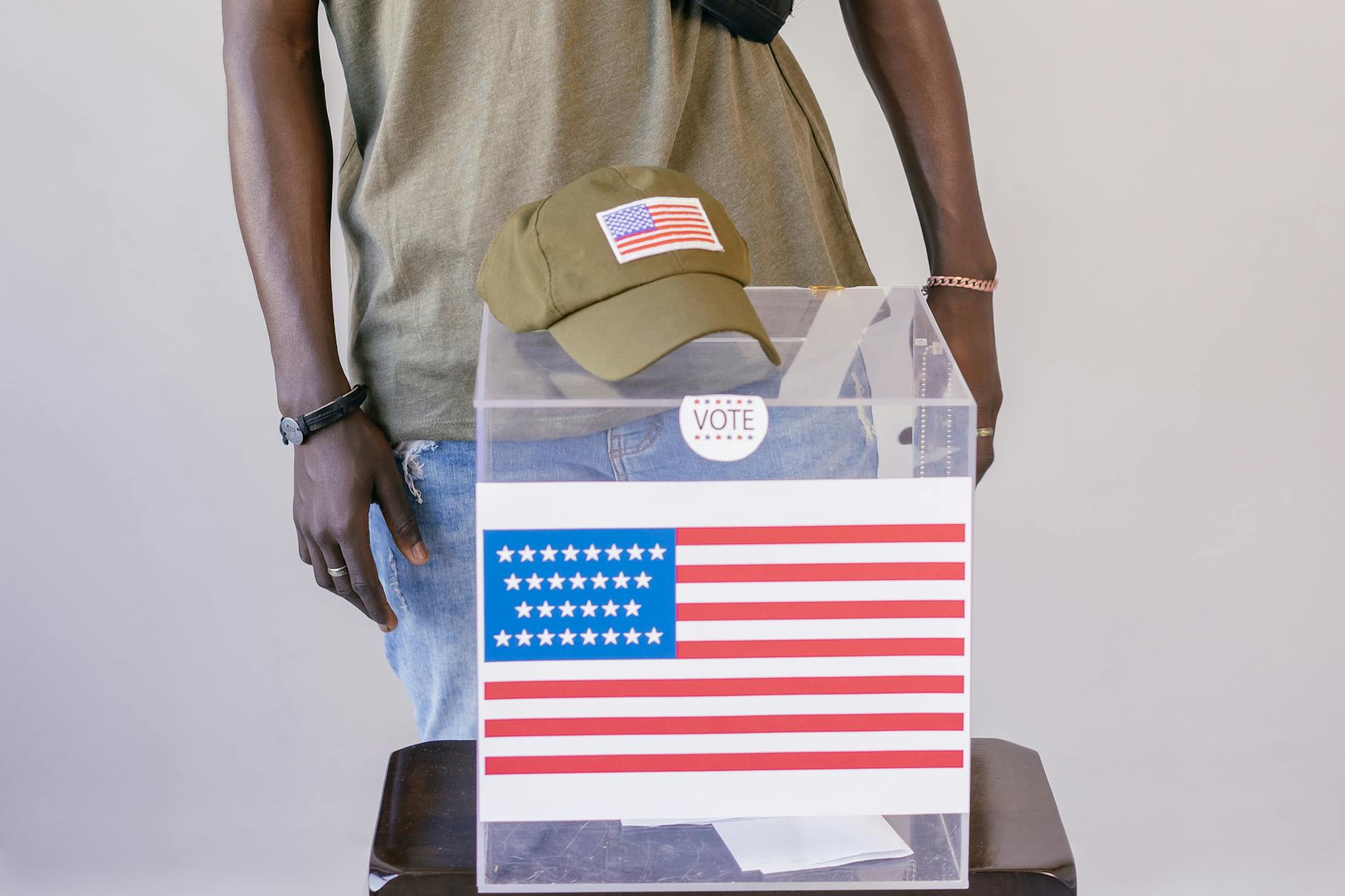 Trump Purges Critics as Republicans Fear Midterms 2026