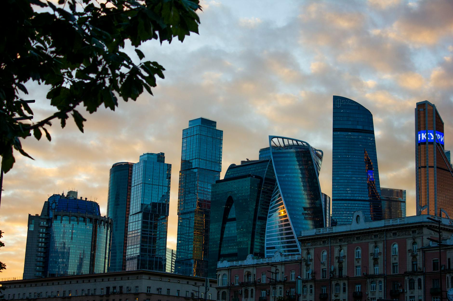 U.S. Allows Russia Sales Waiver Expire Amid Tight Oil Market