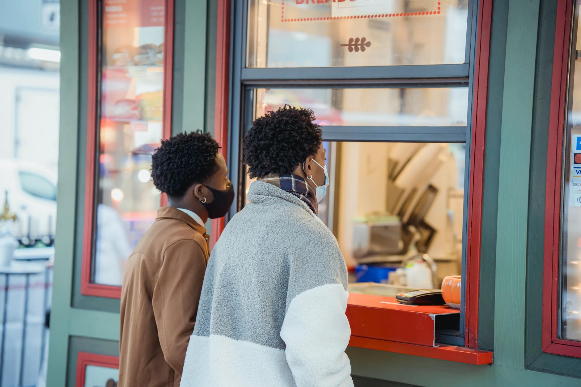 U.S. Consumer Spending Tops $21.86T; 5 Fintech Bets Under $75