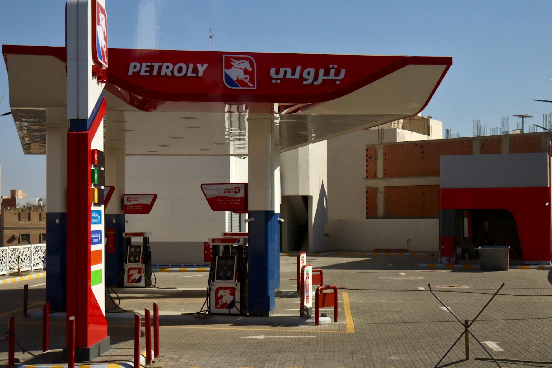 U.S. Gasoline Prices Jump as Iran Conflict Escalates Markets