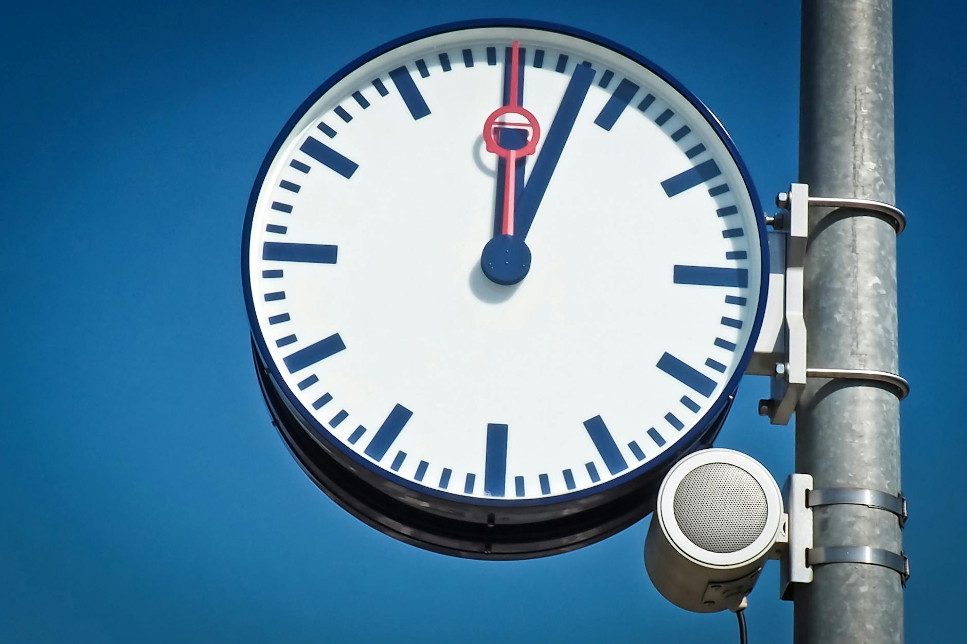 Yang Plunges Macro Clock as Leveraged Bets Face Test