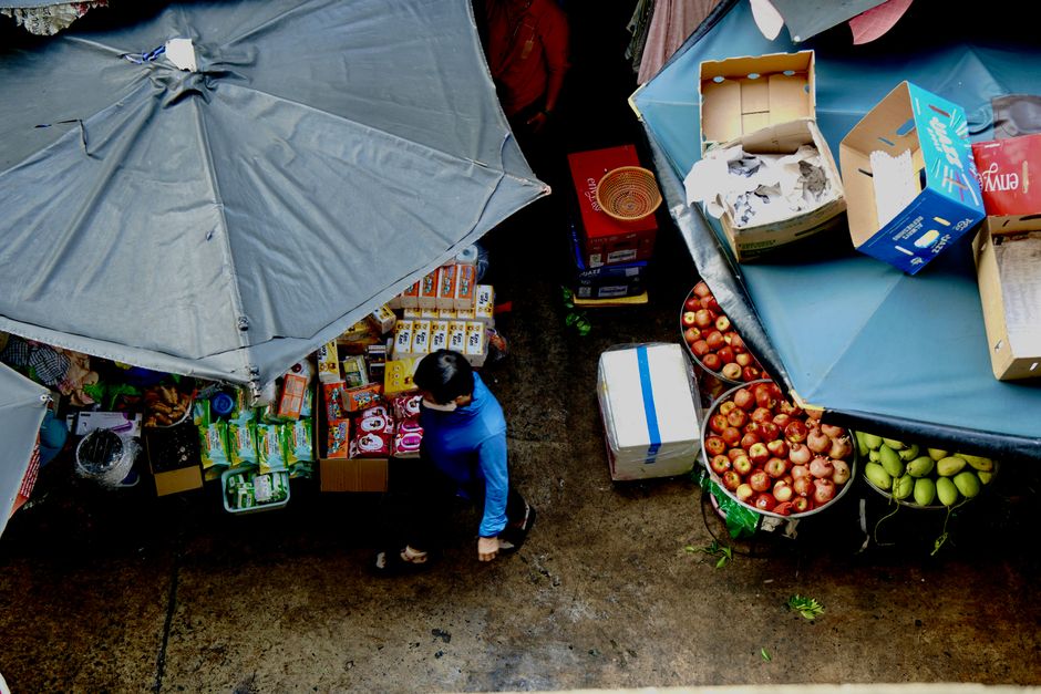 Market Context: Retail Headwinds, E‑commerce Gains