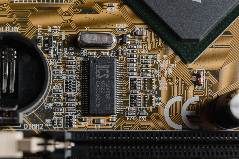 Is the AI Chip Boom Cracking, or Is This a Buying Opportunity?
