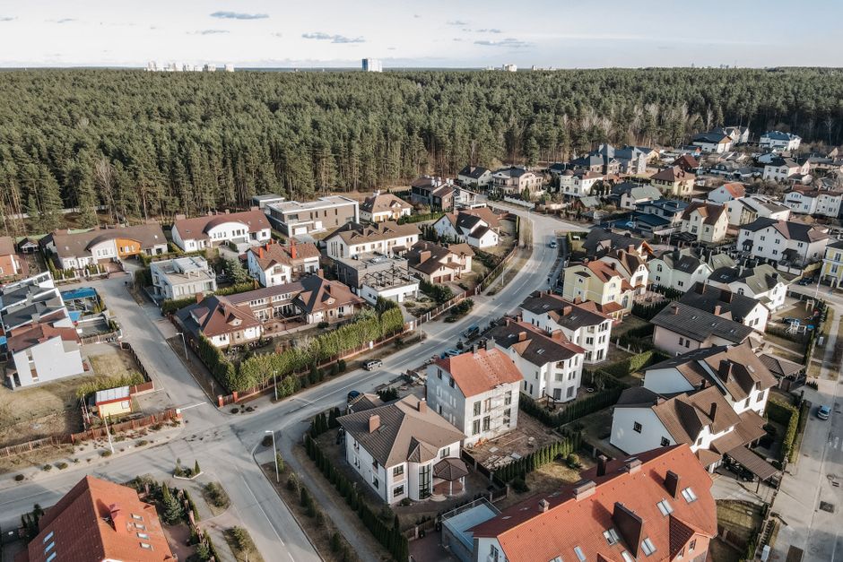Neighborhood and Citywide Impacts: Promises and Puzzles