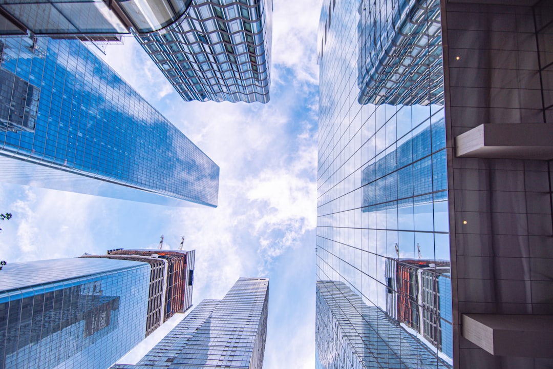 Real‑World Scenarios: How Different Investors Might Approach Oracle