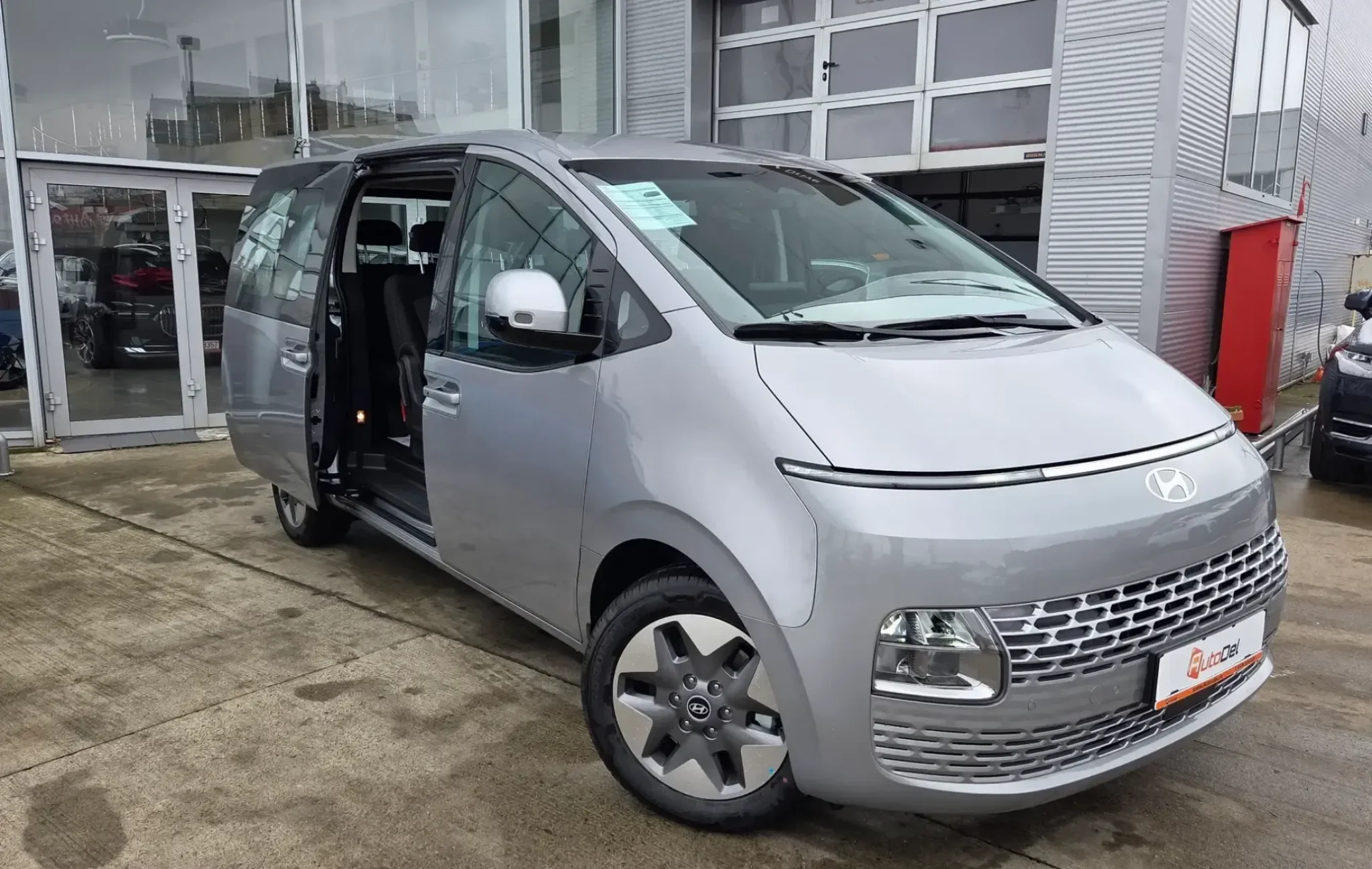 Hyundai Staria 1.6T-GDi 215CP Hybrid 6AT 9seats Premium — poza 2
