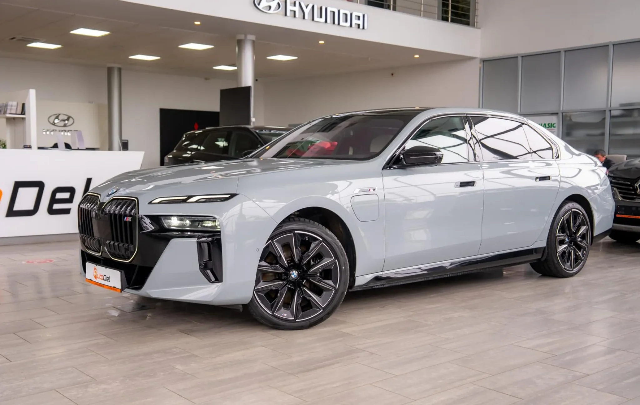 BMW Seria 7 M 760 e xDrive G70 — poza 3