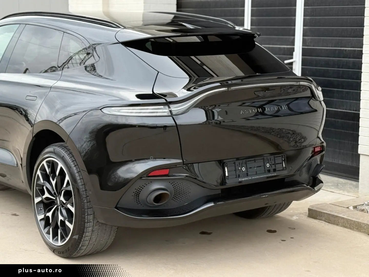 Aston Martin Dbx