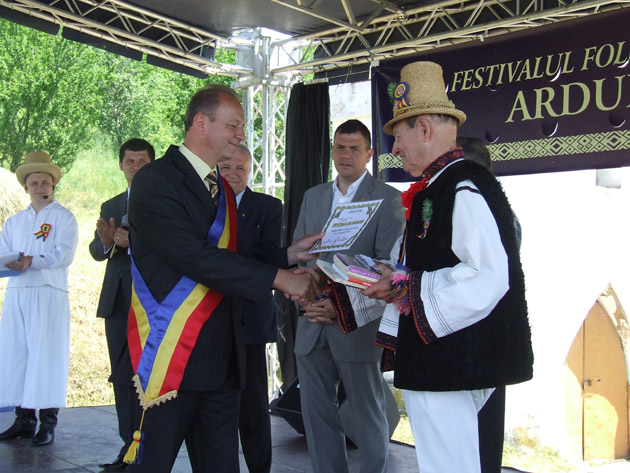 Rapsodul popular Nicolae Sabău a primit titlul de cetăţean de onoare  al orașului Ardud