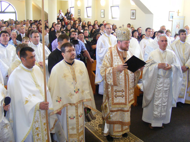 Masă de altar şi iconostas sfinţite la Cămârzana