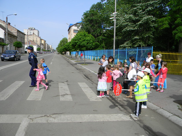 Copiii de la două grădiniţe au dirijat circulaţia