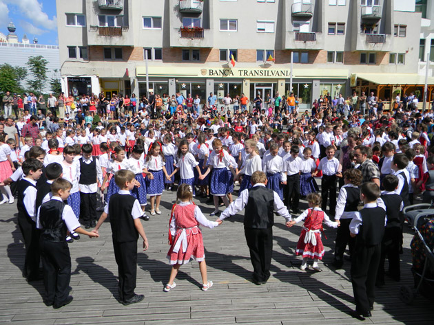 Spectacol de dansuri populare maghiare  în pasajul Corneliu Coposu