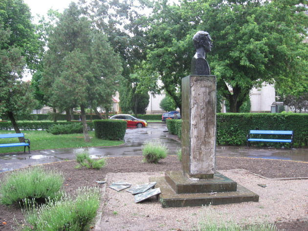 Bustul lui Iuliu Maniu a fost vandalizat