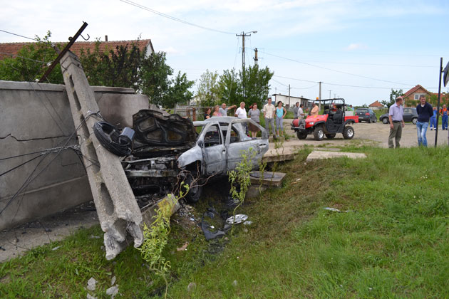 Beat turtă, primarul Păuleştiului a intrat cu maşina în stâlp