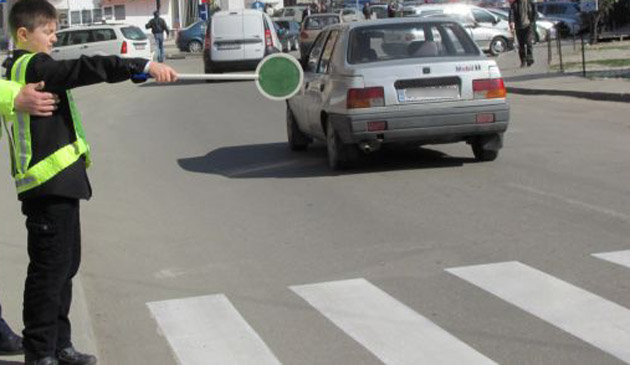 Copiii de la Grădiniţa Voinicelul au dirijat circulaţia rutieră în Micro 16