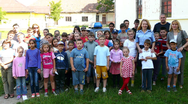 Elevii din Beltiug, îndrumaţi de jandarmi să evite violenţa