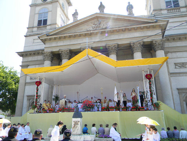 În faţa Catedralei Romano-Catolice - Mii de credincioşi au participat la hramul diecezan