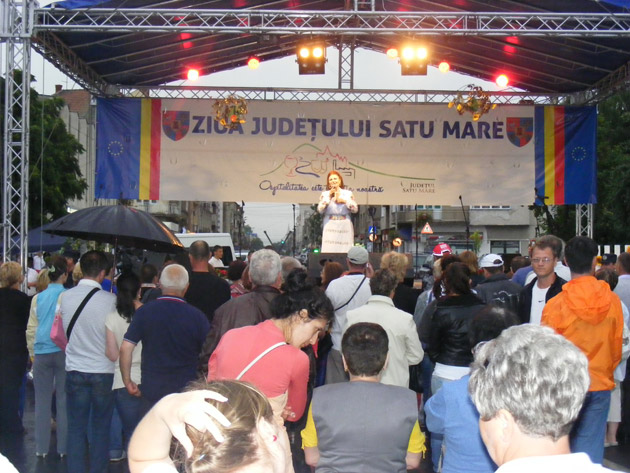 Ploaia nu a putut opri regalul folcloric de Zilele Judeţului