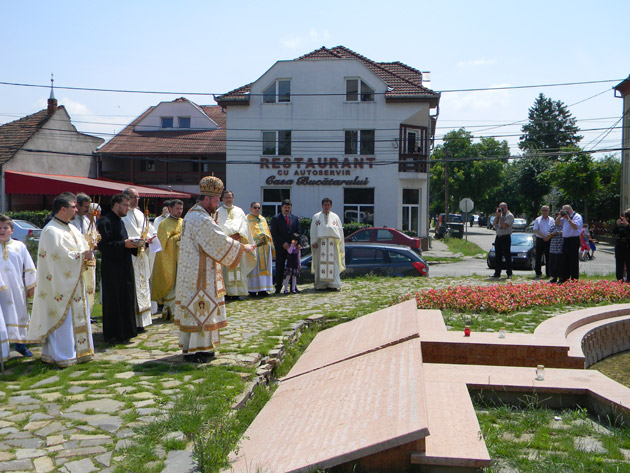 PSS Vasile Bizău a sfinţit monumentul închinat ierarhilor martiri ai regimului comunist