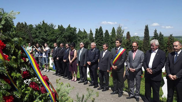 Coroane de flori și onoruri militare pentru eroii căzuți pentru patrie