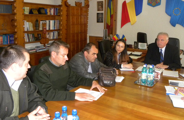 Prefectul Avram cere limitarea pagubelor produse de mistreţi