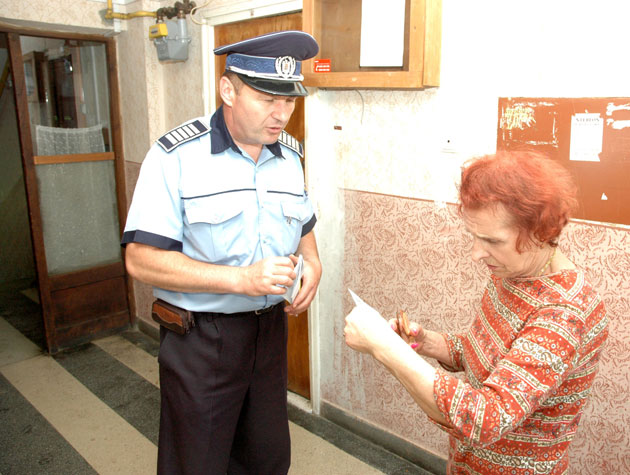 Poliţiştii au împărţit 500 de scrisori locatarilor din Micro 14