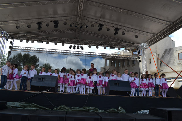 Paradă, spectacole şi jocuri pentru cei mici