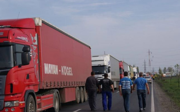 Taxa pe traficul greu ar putea fi amânată