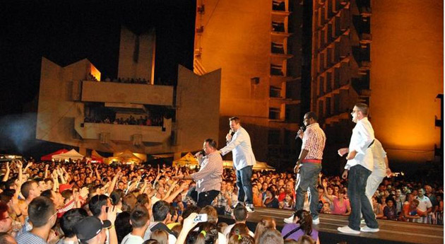 Show incendiar şi un foc de artificii exploziv