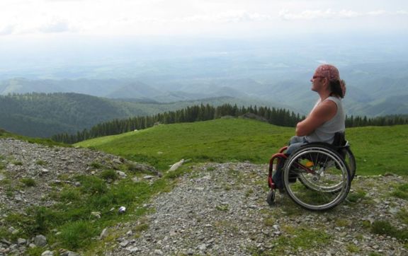 Un bărbat în scaun cu rotile a plecat într-o expediţie la Capul Nord
