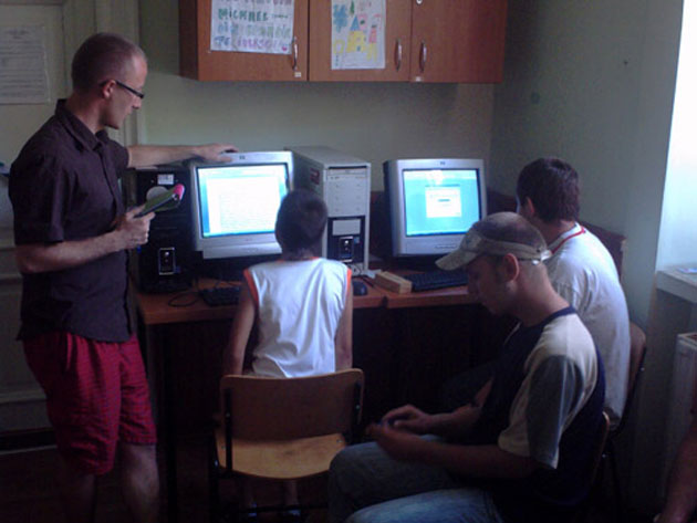 Opt calculatoare primite  de beneficiarii Asociaţiei Stea