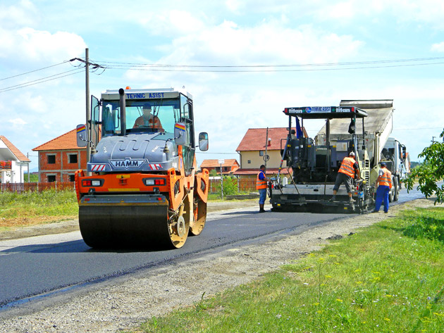 A început asfaltarea DN 19 F Satu Mare-Odoreu-Apa