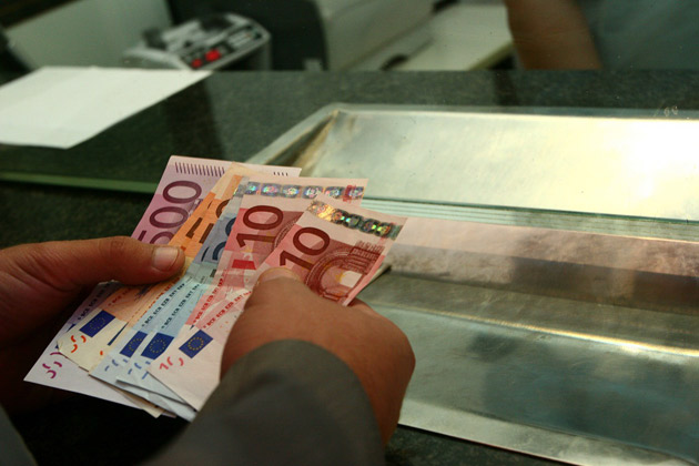 Scad creditele la bănci, scad şi restanţele