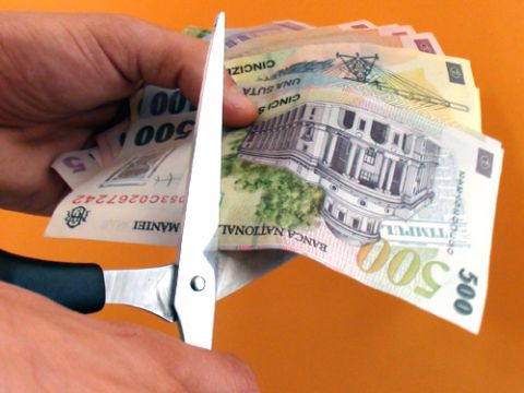 Tăieri de cheltuieli totale la Educaţie, Muncă, Agricultură. Bani în plus la SRI, SIE, DNA, CSM