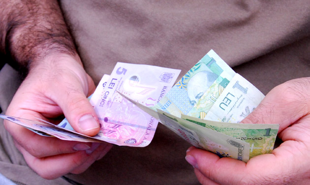 Bugetarii vor fi plătiţi după performanţă