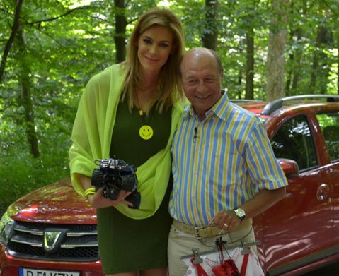 Băsescu a testat, la "Pro Motor", noul Logan MCV: Foarte bun raportul preţ-calitate, o maşină bună