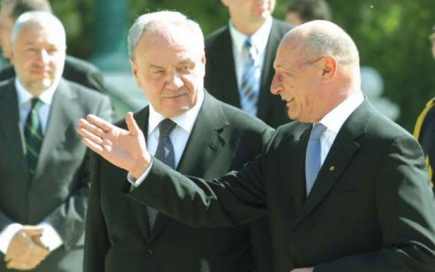 Băsescu, întâmpinat la Chişinău cu manifestaţii pro şi contra unirii