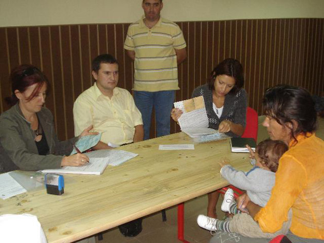 Prea săraci pentru a avea identitate