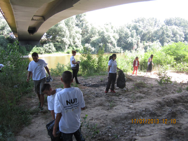 Beneficiarii Asociaţiei Stea au adunat 35 de saci de gunoi