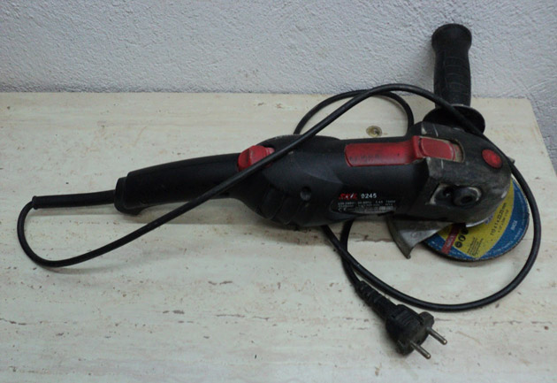 S-a mutilat din greşeală cu  flexul