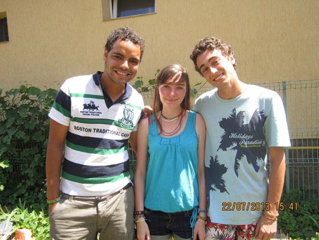 Trei voluntari francezi într-un stagiu umanitar la Asociaţia STEA