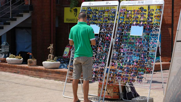 Ochelari de soare şi autobronzante  confiscate de Protecţia Consumatorului