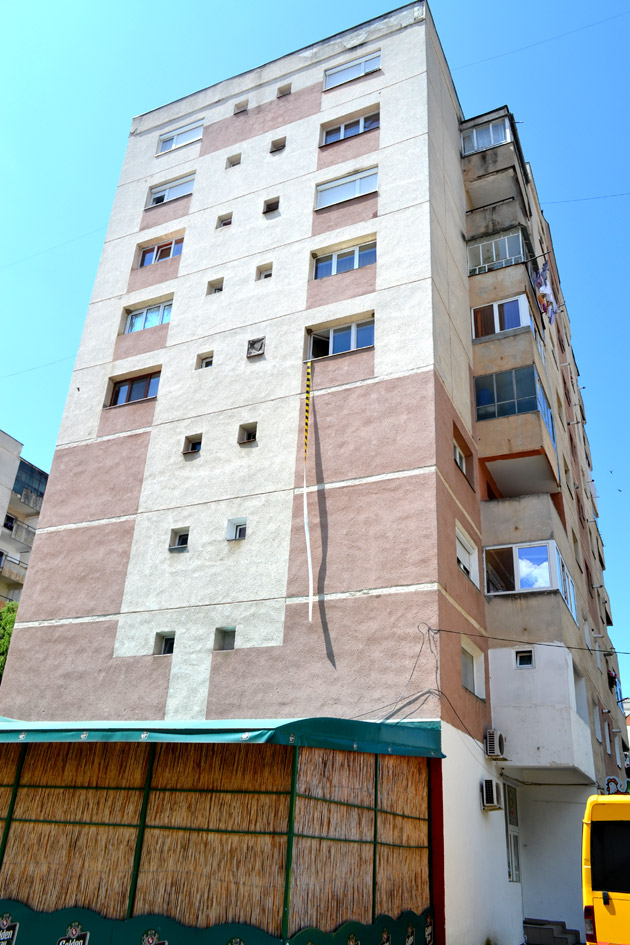 O femeie a scăpat cu viaţă după ce s-a aruncat de la etajul IV