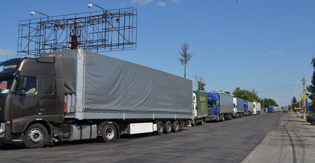 Cozi kilometrice de TIR-uri la Petea