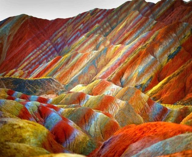 MUNŢII-CURCUBEU: Formaţiunea colorată care pare ireală - GALERIE FOTO