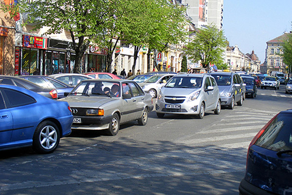 Sute de sătmăreni fentează taxa auto