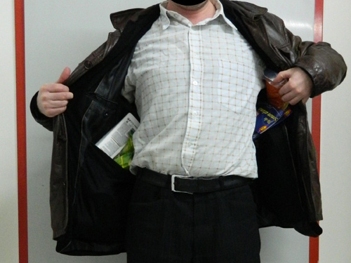 Un bărbat a furat produse alimentare dintr-un supermarket