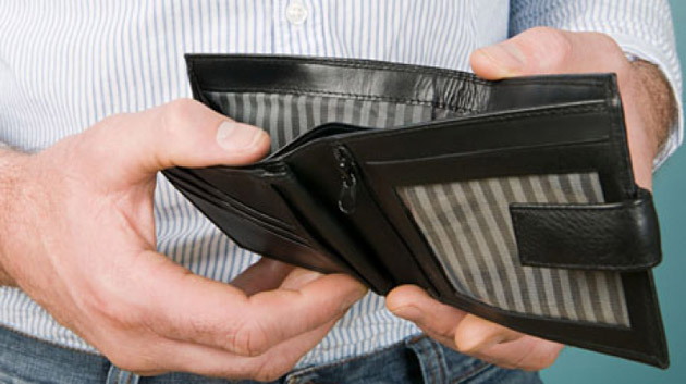 A furat un portmoneu în magazin