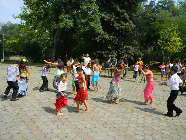 Muzică şi voie bună la Festivalul Internaţional al Romilor