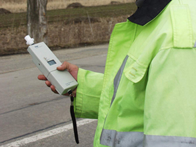 Un bărbat,fără permis și aflat sub influența alcooluli,prins de polițiști la un control de rutină